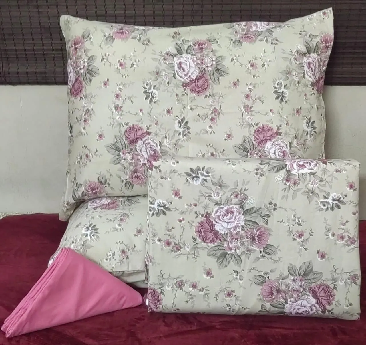 طقم ملاية سرير كبير مع كيس وسادة مكون من 4 قطع -ملايه 240*260.....مخده 170*45 ...2 خدديه 52*72* خامه العامريه