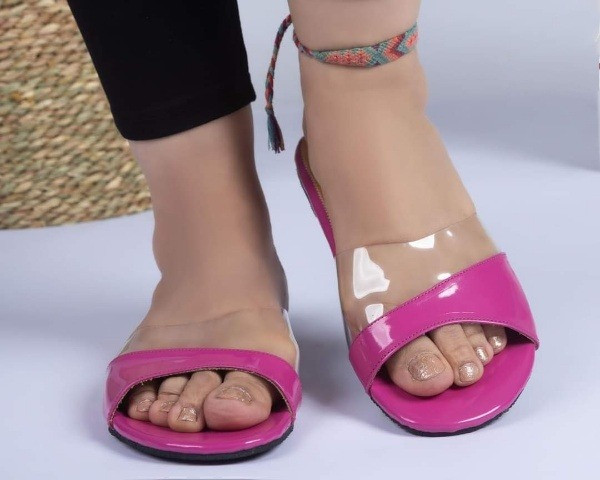 سليبر شفاف في جلد