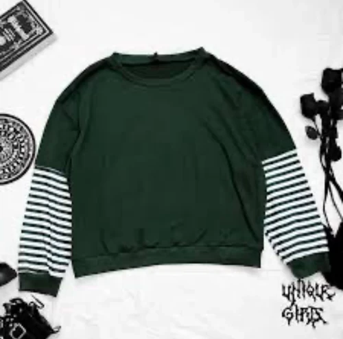 Women's short sweatshirt with long white sleeves